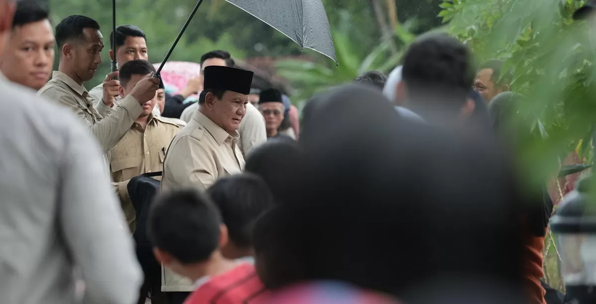 Prabowo Subianto menyapa warga saat ziarah ke makam Margono Djojohadikusumo di Banyumas dalam suasana hangat dan penuh haru meski hujan turun. (Dok . Bakom RI)