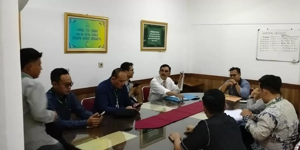 Suasana mediasi sengketa Kadin Jawa Barat di Pengadilan Negeri Bandung yang berakhir tanpa kesepakatan setelah ketidakhadiran pihak utama memperpanjang konflik dualisme kepemimpinan organisasi dunia usaha. (Dok. Kadinda Jabar)