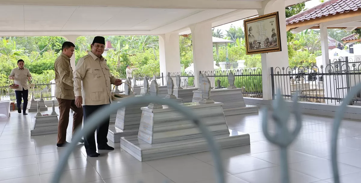 Prabowo Subianto menyapa warga saat ziarah ke makam Margono Djojohadikusumo di Banyumas dalam suasana hangat dan penuh haru meski hujan turun. (Dok . Bakom RI)