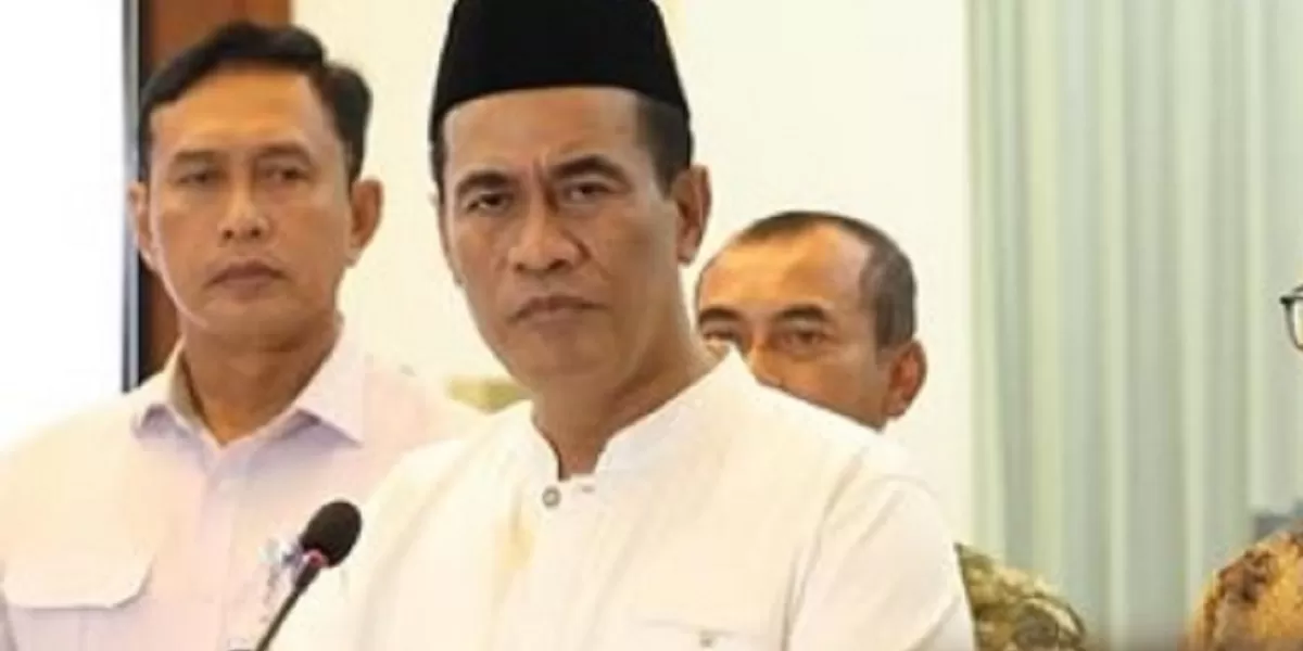 Momen sidak Mentan Andi Amran Sulaiman di Desa Bengkol Manado saat memeriksa langsung kondisi bibit kelapa yang dilaporkan berbeda dengan temuan di lapangan (Dok. Instagram @a.amran_sulaiman)
