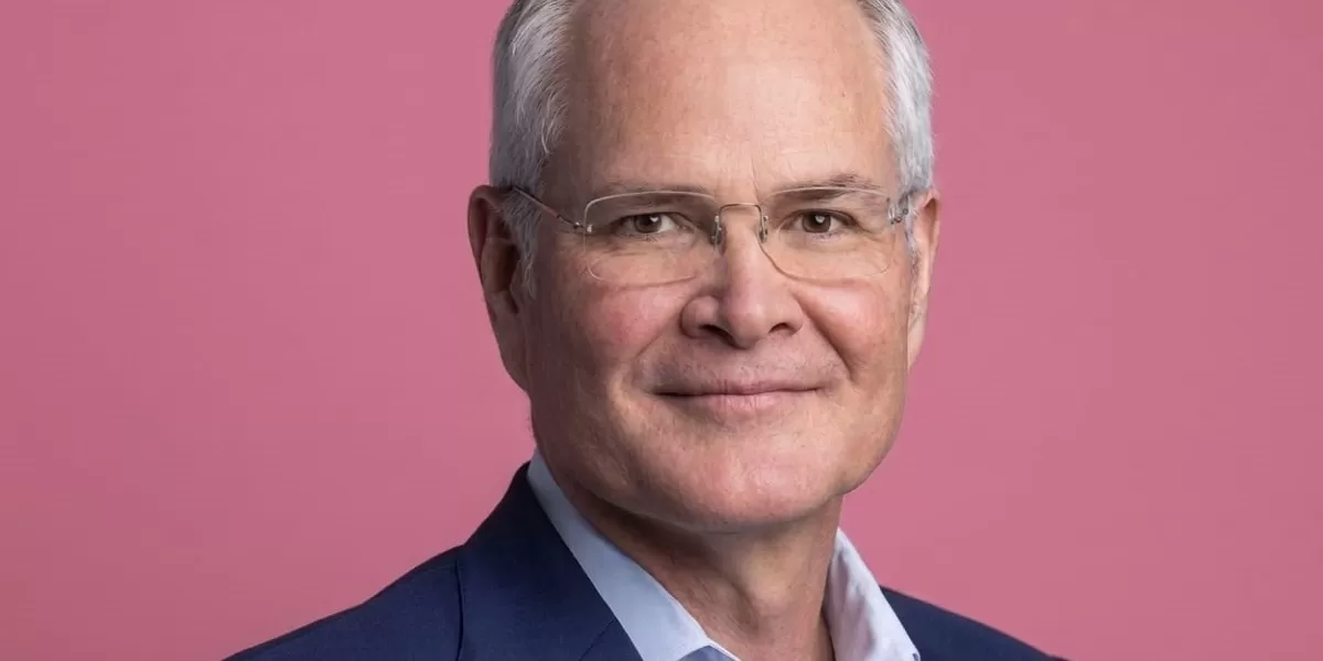 CEO ExxonMobil, Darren Woods:  Kilang minyak global menjadi pusat perhatian di tengah prediksi kenaikan harga minyak dunia. (Dok Kreasi Gemini AI)