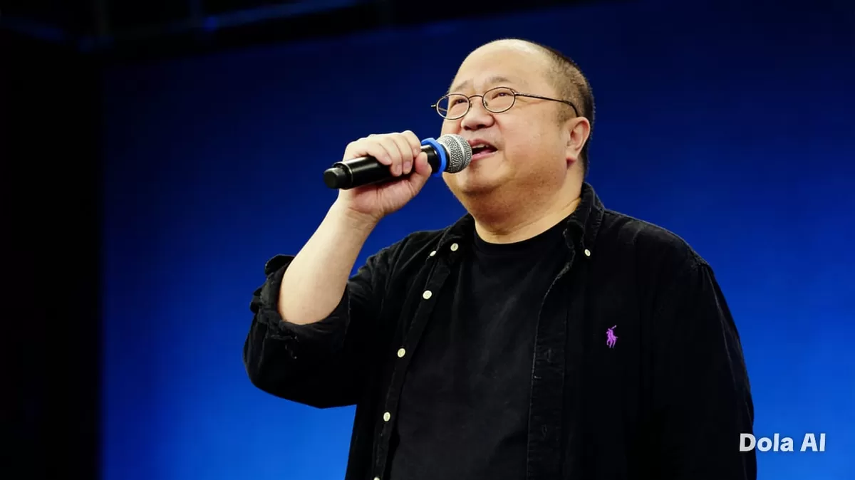 Jaya Suprana menyoroti dampak kenaikan Dolar AS terhadap ekonomi desa melalui satire yang menyingkap realitas harga kebutuhan pokok. (Dok. Bisnis24jam.com/ Kreasi Dola AI)