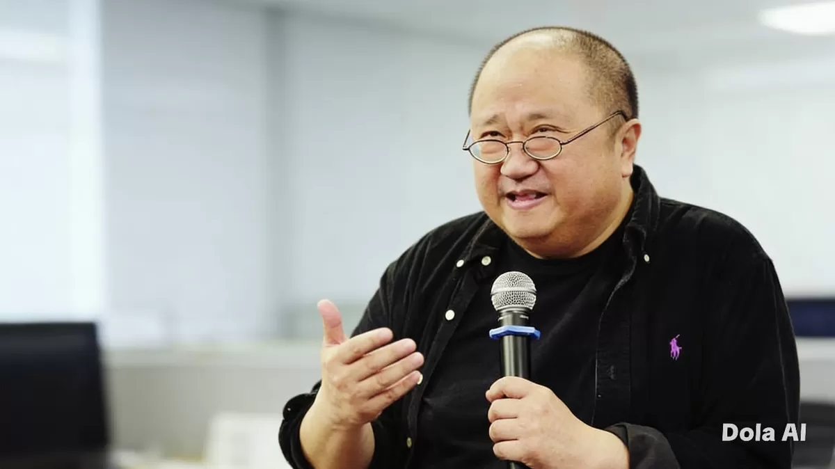 Jaya Suprana menyoroti dampak kenaikan Dolar AS terhadap ekonomi desa melalui satire yang menyingkap realitas harga kebutuhan pokok. (Dok. Bisnis24jam.com/ Kreasi Dola AI)