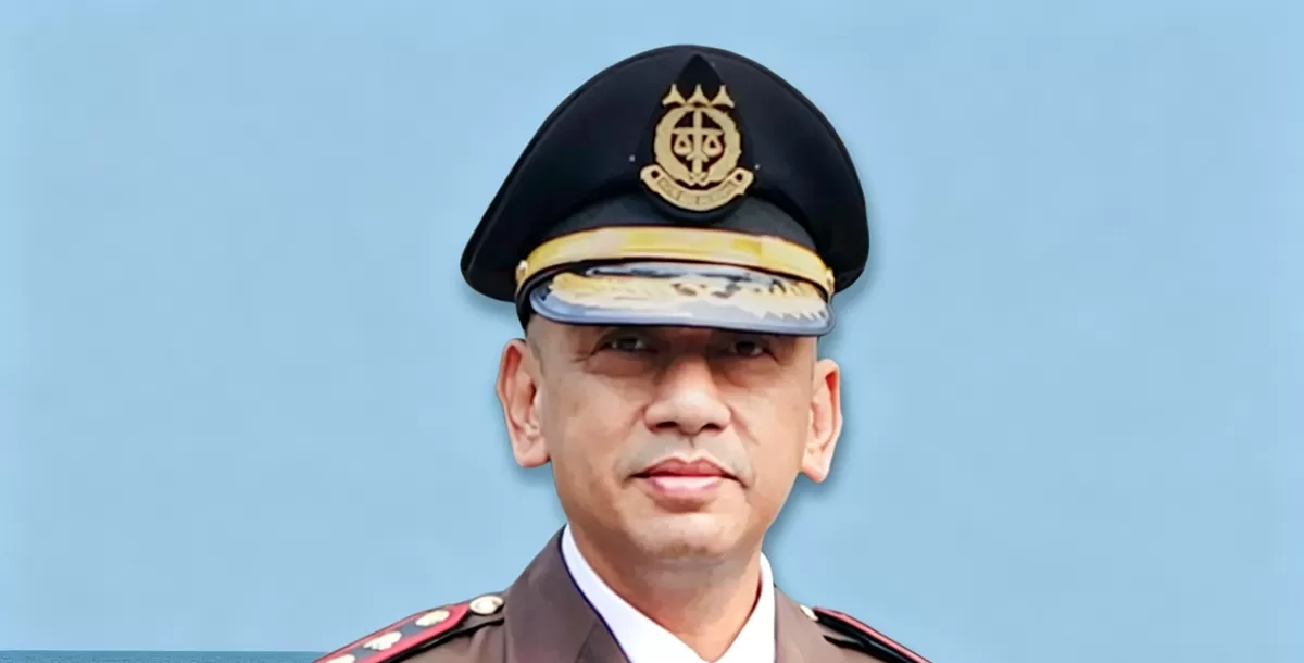 Kajari Karawang Dedy Irwan Virantama memberikan keterangan terkait dugaan korupsi KPR BTN yang menyeret puluhan saksi dan ratusan debitur perumahan. (Dok. Instagram.com @kejari.karawang/Kreasi Dola AI)
