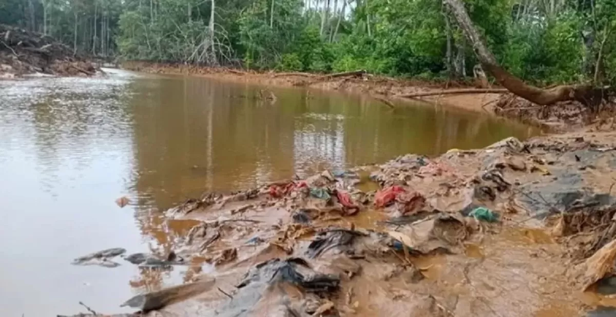 Kondisi perairan Teluk Buli menjadi perhatian publik setelah dokumentasi perubahan warna air memicu kekhawatiran terhadap keberlanjutan ekosistem pesisir.Dugaan pencemaran lingkungan oleh PT Feni Halmahera Timur di Teluk Buli.  (Dok. Salawaku Institut)