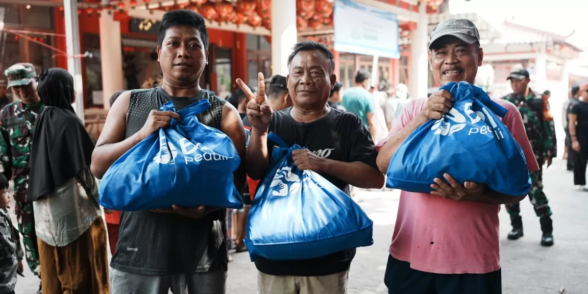 BRI Peduli menyalurkan 1.000 paket sembako kepada umat Buddha saat Hari Raya Waisak 2026 melalui Wihara Satrya Dharma dan Wihara Dharma Bhakti di Jakarta sebagai bagian komitmen sosial korporasi yang berkelanjutan.  (Dok. BRI)