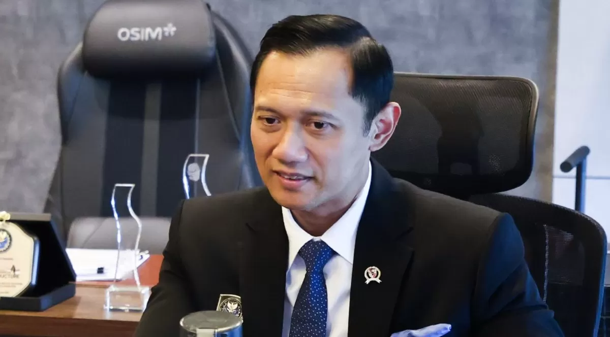 Agus Harimurti Yudhoyono resmi ditunjuk Presiden Prabowo Subianto sebagai Ketua Komite Kereta Cepat Jakarta-Bandung melalui Perpres Nomor 29 Tahun 2026.  Artikel ini adalah bagian dari Mitra Promedia Group dan sudah tayang dengan judul "Prabowo Tunjuk AHY Pimpin Komite Kereta Cepat Jakarta Bandung,  (Facebook.com @Agus Yudhoyono)