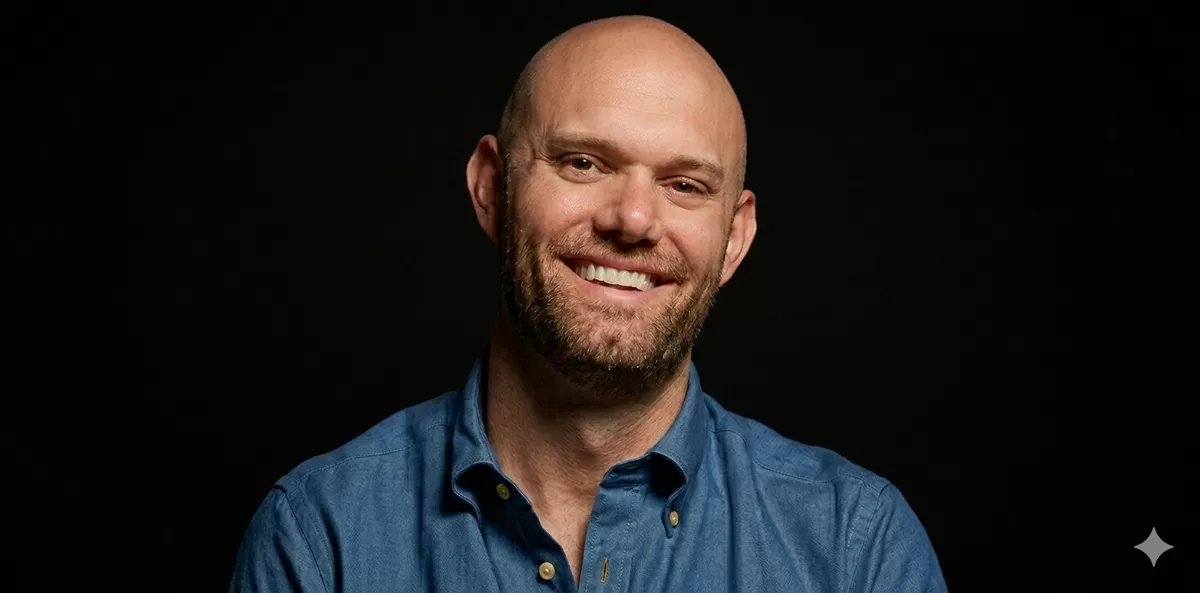 James Clear, penulis Atomic Habits, menjelaskan bagaimana kebiasaan kecil yang dilakukan konsisten setiap hari dapat menghasilkan perubahan besar dalam karier, keuangan, dan kehidupan pribadi. (Dok. Kreasi Gemini AI)