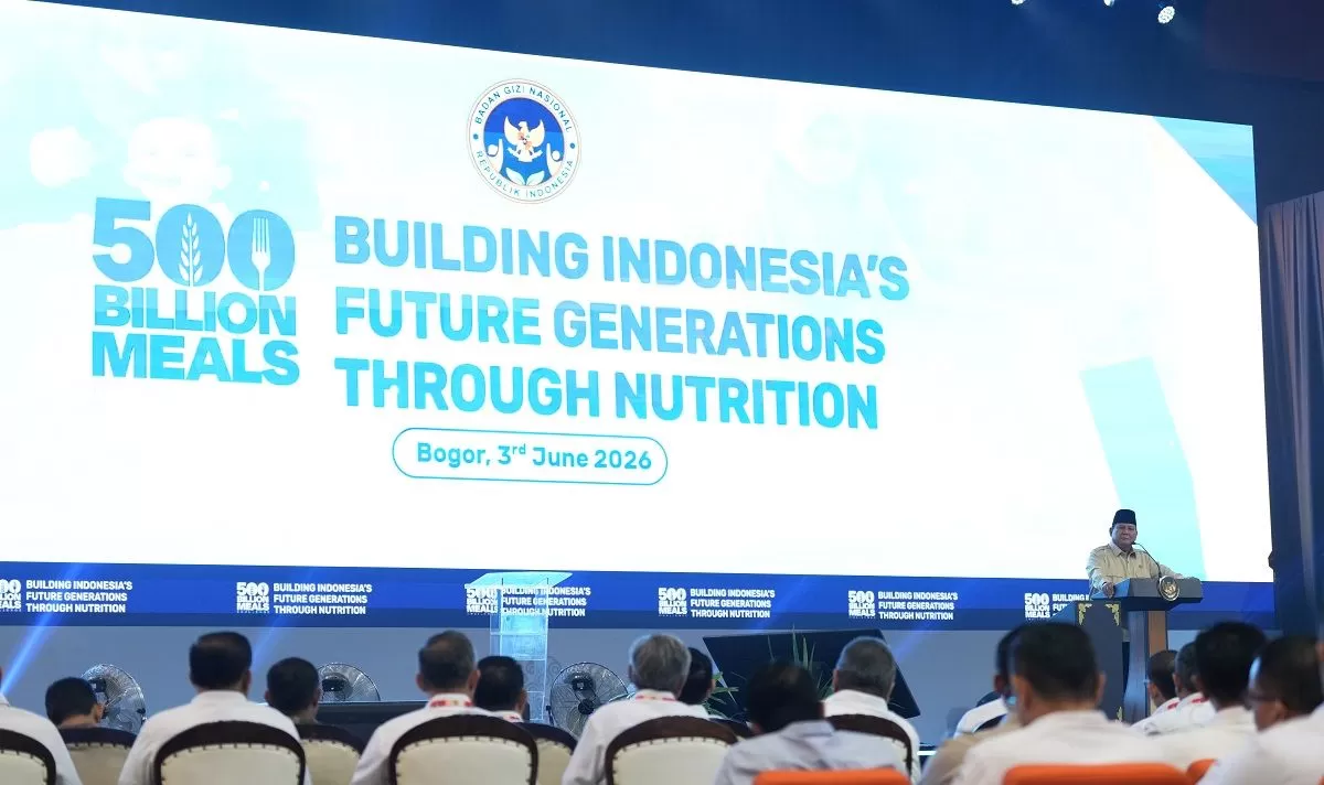 Prabowo Subianto menyampaikan apresiasi kepada ribuan petugas Program Makan Bergizi Gratis yang bertugas hingga pelosok Indonesia saat Konsolidasi Nasional BGN di Bogor. (Dok. Bakom RI)