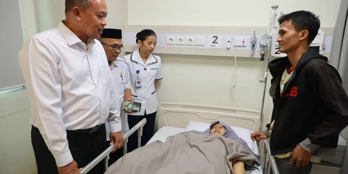 Wali Kota Bekasi Tri Adhianto saat menjenguk korban luka kecelakaan mobil SPPG. (Mame )