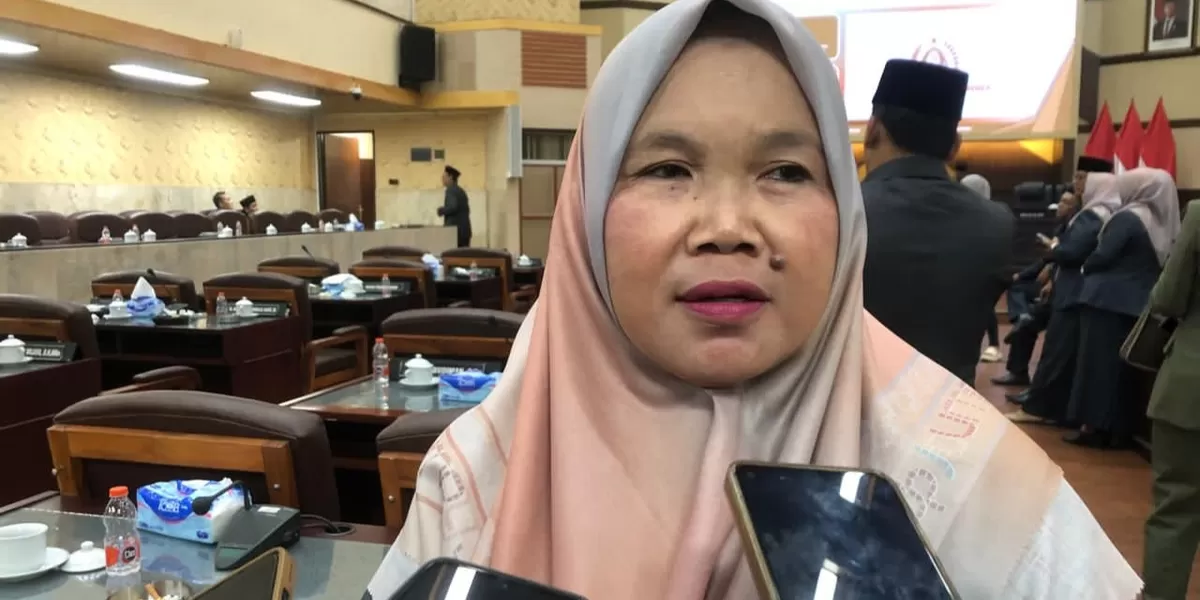 Ketua Komisi D DPRD Jember, Sunarsi Khoris, saat diwawancarai terkait video anggota dewan yang asyik bermain game saat rapat. (Angga J Setiawan )