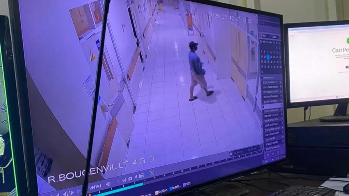 Rekaman cctv terduga pelaku saat masuk ke ruang rawat inap RSUD Kota Bekasi. (Mame/Metropolitan )