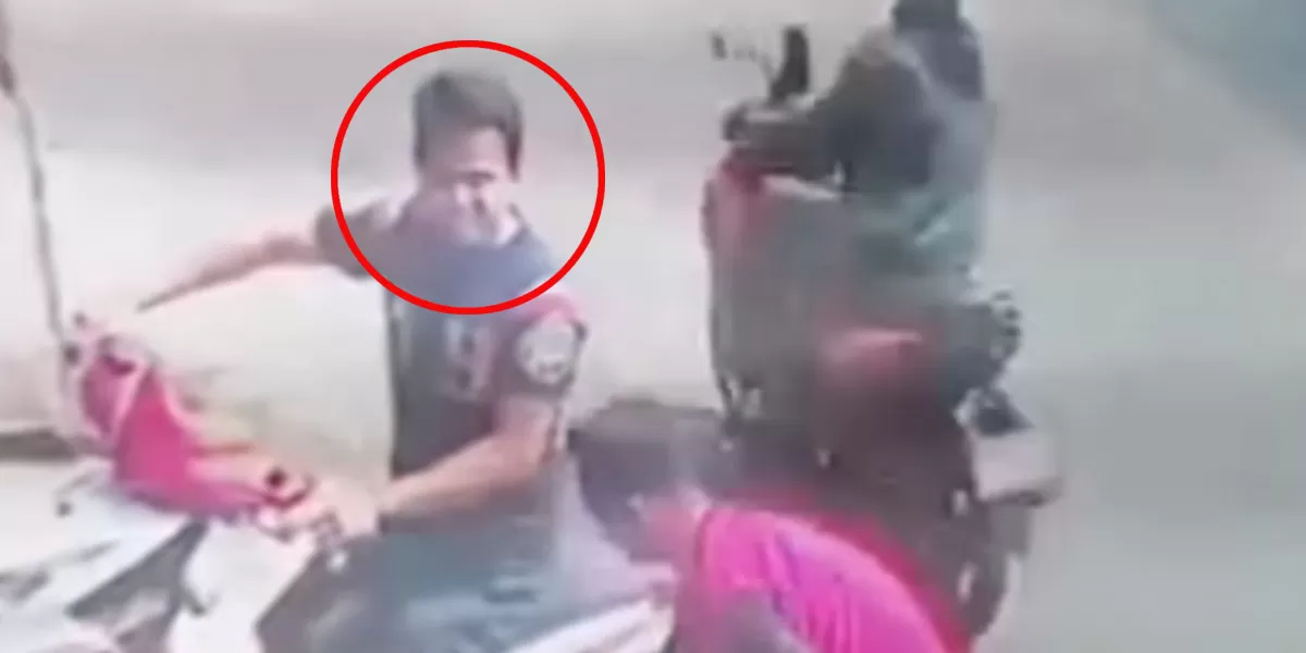  Tampak seorang pria menggasak motor pemilik bengkel di kawasan perempatan Jomin, Kota Bekasi.  (instagram/info.bekasitimur)