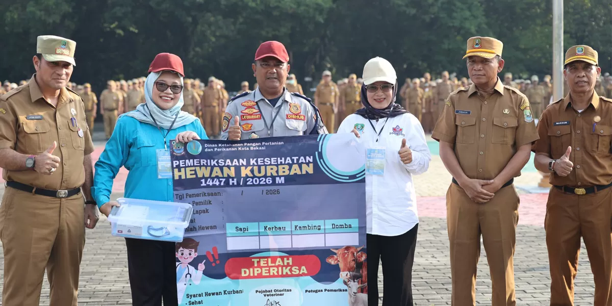Sekda Kota Bekasi, Junaedi, foto bersama usai memimpin apel pagi di Plaza Pemerintah Kota Bekasi. (dok pemkot bekasi)