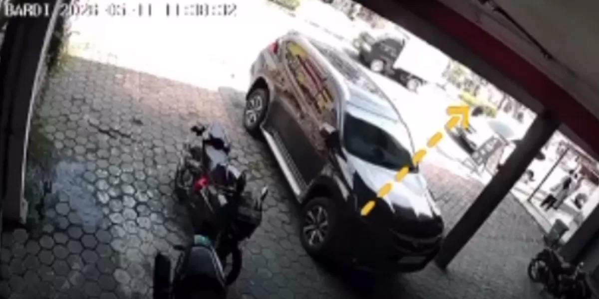 Komplotan pencuri diduga memanfaatkan kelengahan korban saat seluruh staf turun dari mobil untuk mengecek ban yang kempes. (tangkapan layar instagram/infobekasi)