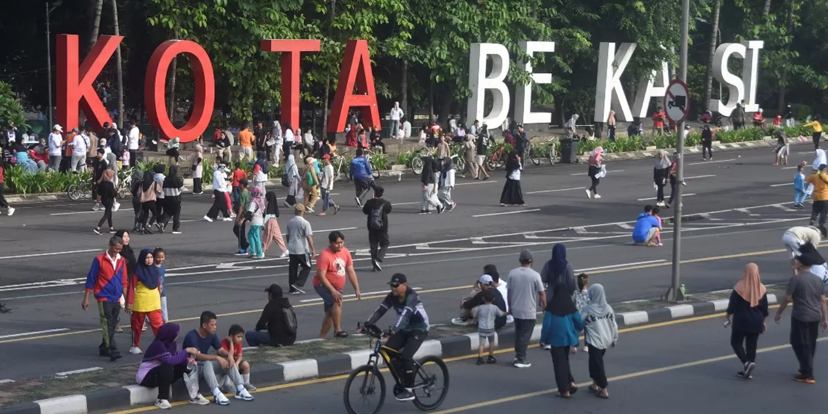 ILUSTRASI. Ramainya aktivitas warga di CFD Jalan Ahmad Yani membuat Pemkot Bekasi mulai memikirkan alternatif lokasi tambahan demi kenyamanan warga. ( raiza septianto/dokradarbekasi)
