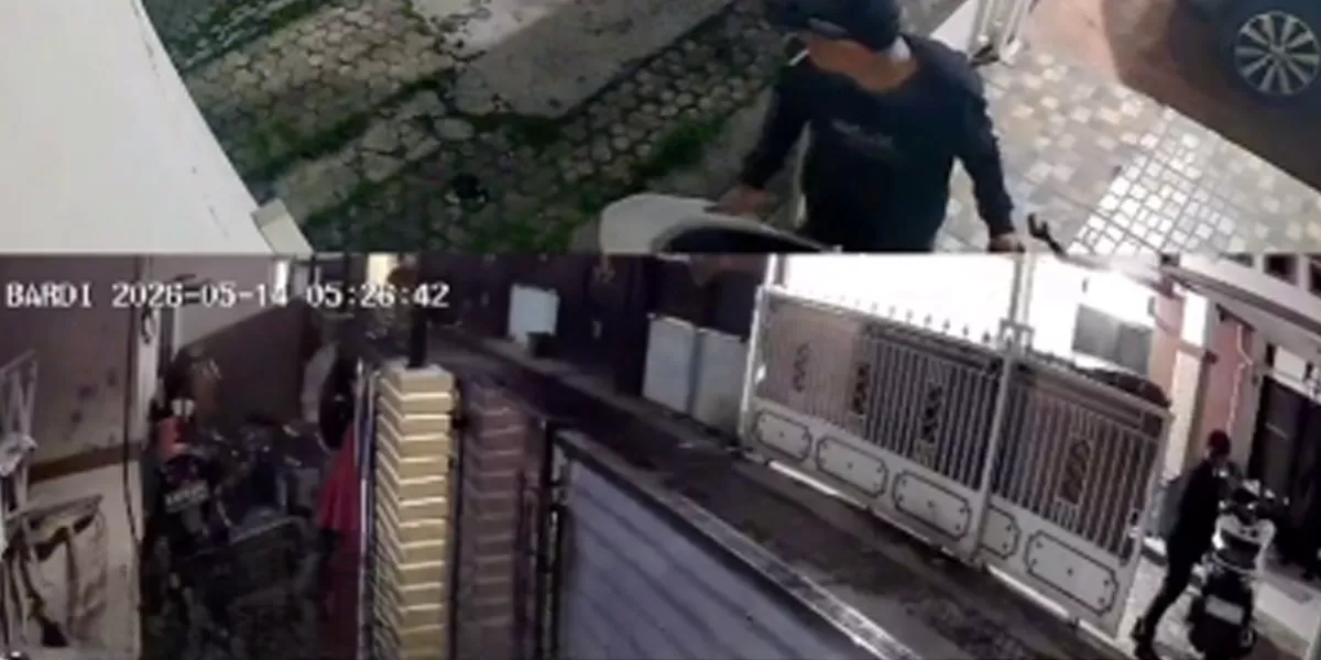 Terekam jelas di cctv, maling menggondol Honda PCX Putih dari teras rumah warga Jatiwaringin, Bekasi, Kamis (14/5/2026). (instagram/info.bekasitimur)
