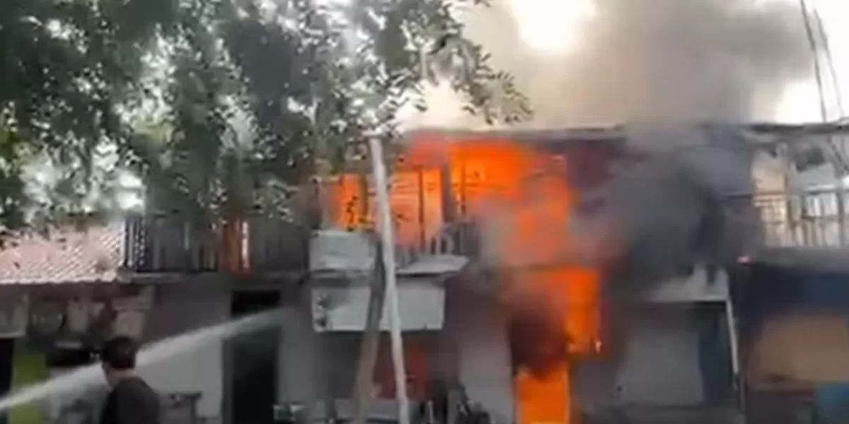 Api membakar kios dan rumah di Jalan Irigasi, Kota Bekasi, Jumat pagi. Beruntung, petugas damkar bergerak cepat sehingga kebakaran berhasil dikendalikan. (instagram/infobekasi)