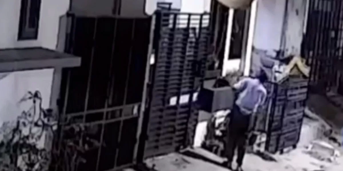Dalam rekaman cctv, terlihat seorang lansia kerap mengetuk-ngetuk pagar rumah warga di Perumahan Irigasi Dahlia.  (instagram/info.bekasitimur)