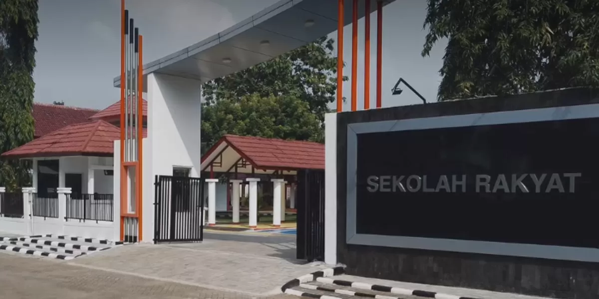  Penampakan gerbang SRMA 13 Bekasi. Selain seragam, seluruh murid juga telah menerima empat jenis sepatu untuk mendukung berbagai kegiatan di sekolah. (instagram/sentra_terpadu_pangudi_luhur)