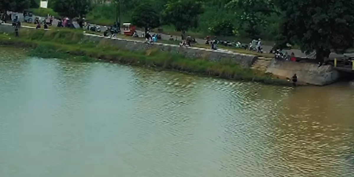   Setiap akhir pekan, kawasan Situ Burangkeng  selalu dipadati pengunjung yang datang untuk memancing hingga bersantai. (instagram/infobekasi)