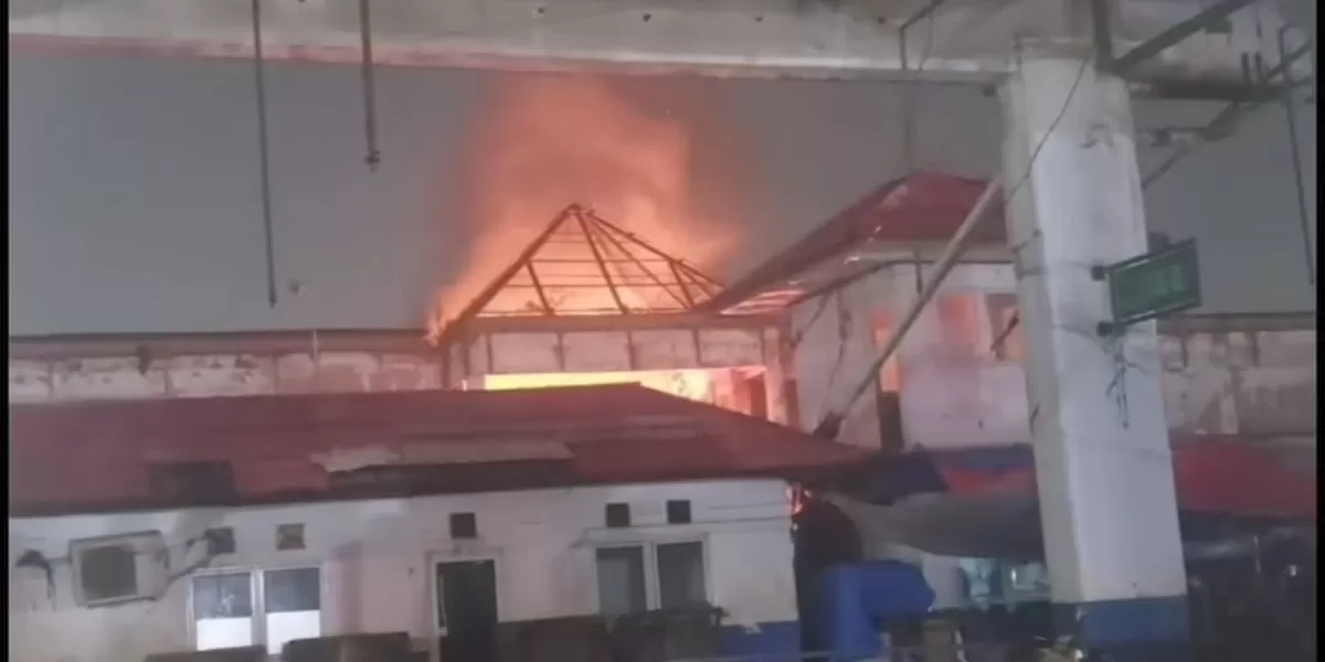 Kepulan asap hitam pekat terlihat membumbung tinggi dari area Ramayana Cikarang, Kabupaten Bekasi, Minggu (17/5/2026) sore. (instagram/liputancikarang)