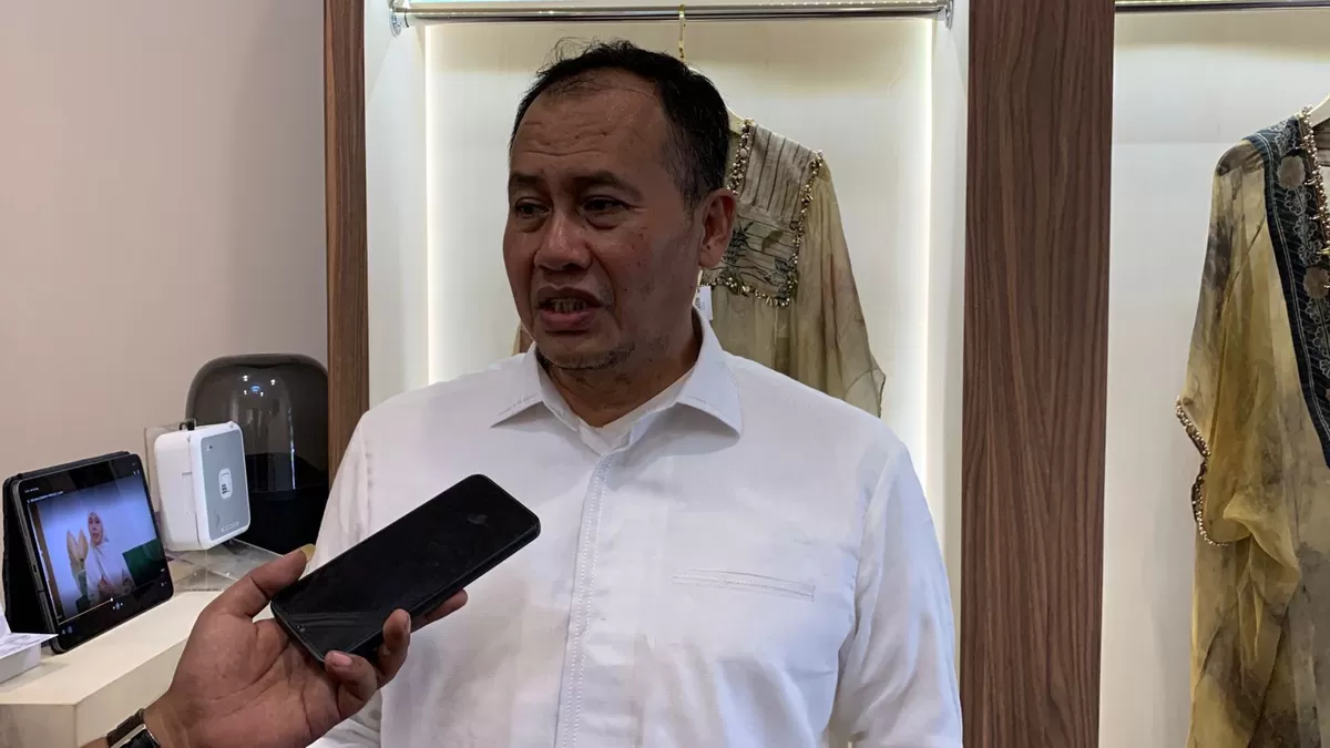 Ketua BPKN Prof. Dr. H. Muhammad Mufti Mubarok, saat memberikan keterangan soal insiden maut mobil operasional MBG di Aren Jaya 2, Bekasi Timur, Sabtu (16/5/2026). (mame/metropolitan)