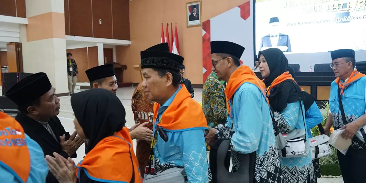 Sebanyak 440 jemaah haji Kloter 33 Kabupaten Bekasi resmi diberangkatkan menuju Tanah Suci di Gedung Swatantra Wibawamukti, Cikarang Pusat, Sabtu (16/5/2026). (dok pemkab bekasi)