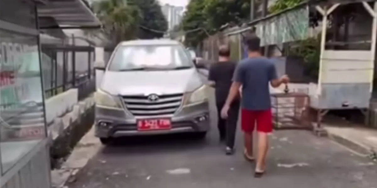 Terlihat mobil dinas diduga milik pejabat parkir sembarangan usai COD burung.  (instagram/bekasi.kita)