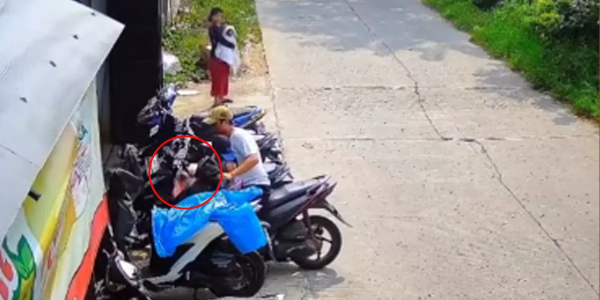 Seorang pria bertopi nekat mencuri kantong belanjaan emak-emak yang tengah belanja di toko grosir. Sementara istri dan anak pria tersebut berdiri tak jauh dari lokasi.  (sc instagram viral)