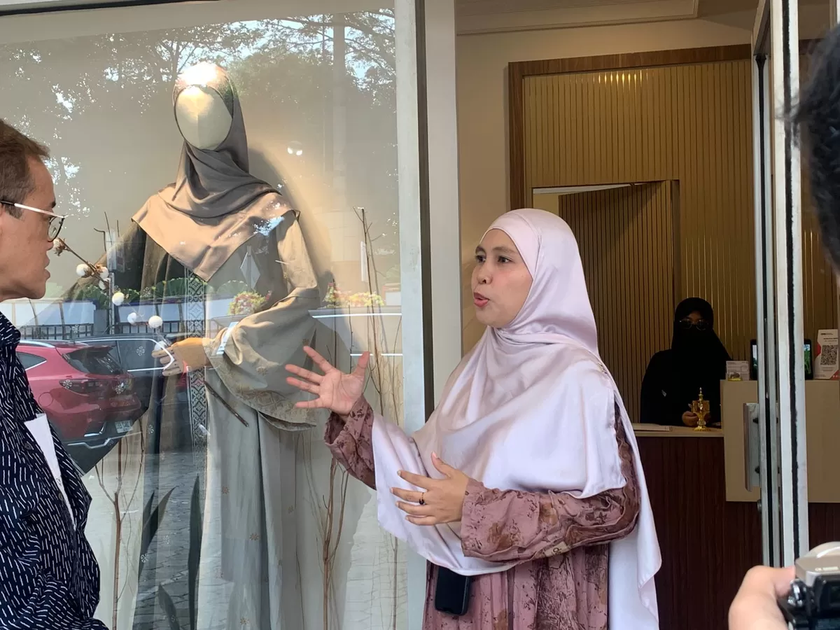  Fitriani, owner Delana Fashion, saat menjelaskan fashion halal yang punya peluang besar di pasar dunia, Sabtu (16/5/2026). (mame/metropolitan)