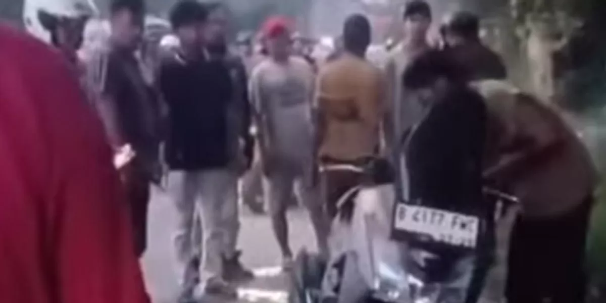 2026.  Sejumlah warga sigap membantu memadamkan api motor Yamaha Lexy yang terbakar di Kalimalang Bekasi, Sabtu (16/5/2026). (sc instagram/infobekasi_raya)