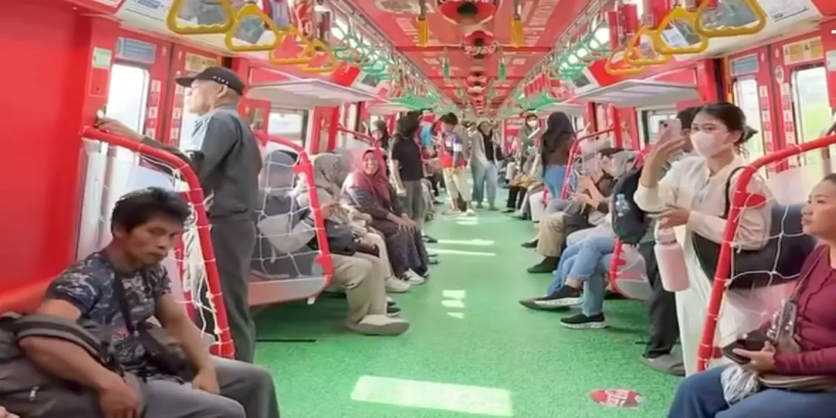 Tampilan meriah Interior KRL Commuter line rute Bekasi-Kampung Bandan yang disulap ala lapangan sepak bola. (instagram/Dimas.r.a_41)