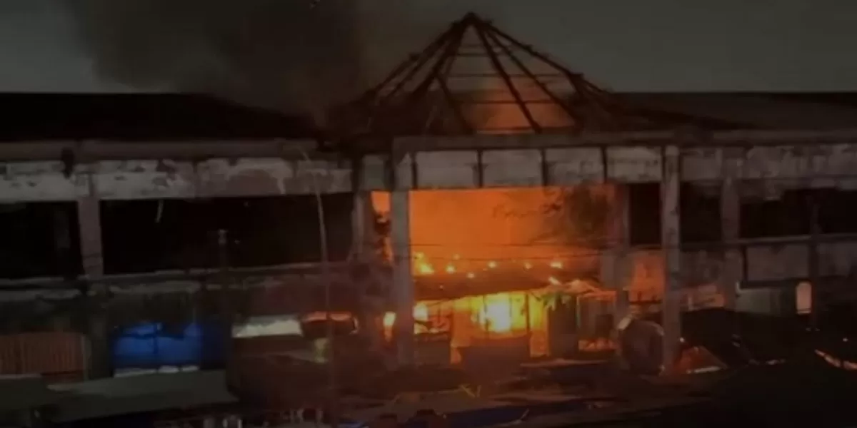 Kebakaran hebat melanda Gedung Pasar Ramayana di Kabupaten Bekasi pada Minggu (17/5/2026) malam. (instagram/infocikarang.id)
