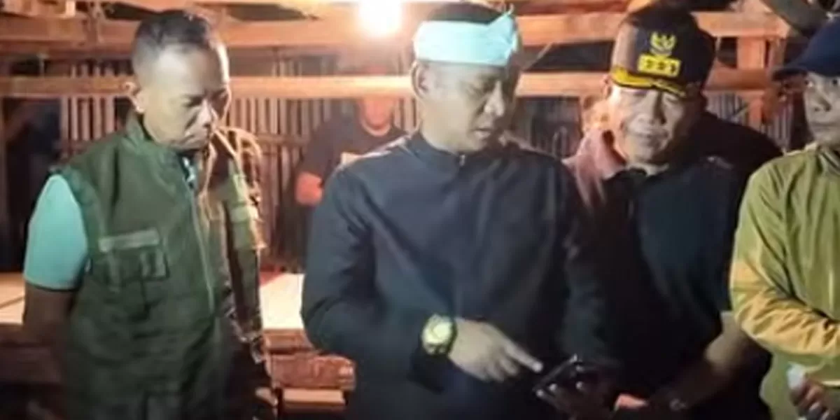 Plt Bupati Bekasi, Asep Surya Atmaja, langsung meninjau lokasi kebakaran Pasar Ramayana Cikarang pada Minggu (17/5/2026) malam. (instagram/dr.asepsuryaatmaja)