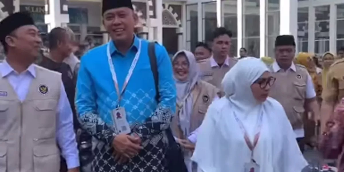 Suasana haru menyelimuti keberangkatan Wali Kota Bekasi Tri Adhianto dan istri yang dijadwalkan bertolak ke Tanah Suci pada Senin (18/5/2026) siang. (instagram/infobekasi.coo)