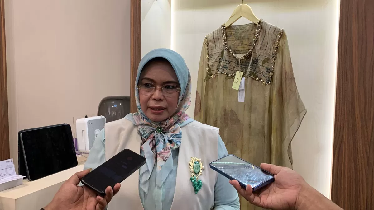  Ketua Umum PP IBI, Ade Jubaedah, saat diwawancara wartawan. Ia mendukung penuh program Asta Cita Presiden Prabowo, termasuk dengan target Zero Stunting. (mame/metropolitan)