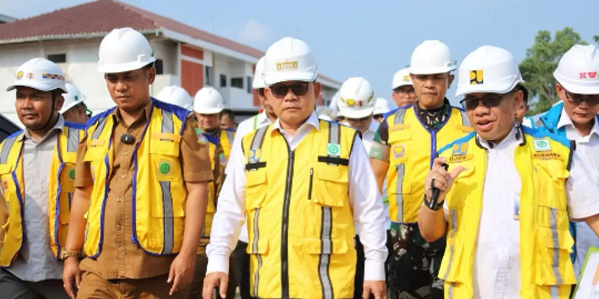 Kepala Staf Kepresidenan Dudung Abdurachman saat meninjau lokasi pembangunan Sekolah Rakyat di Kompleks Pemkab Bekasi, Senin (18/5/2026). (instagram/bekasi_kab)