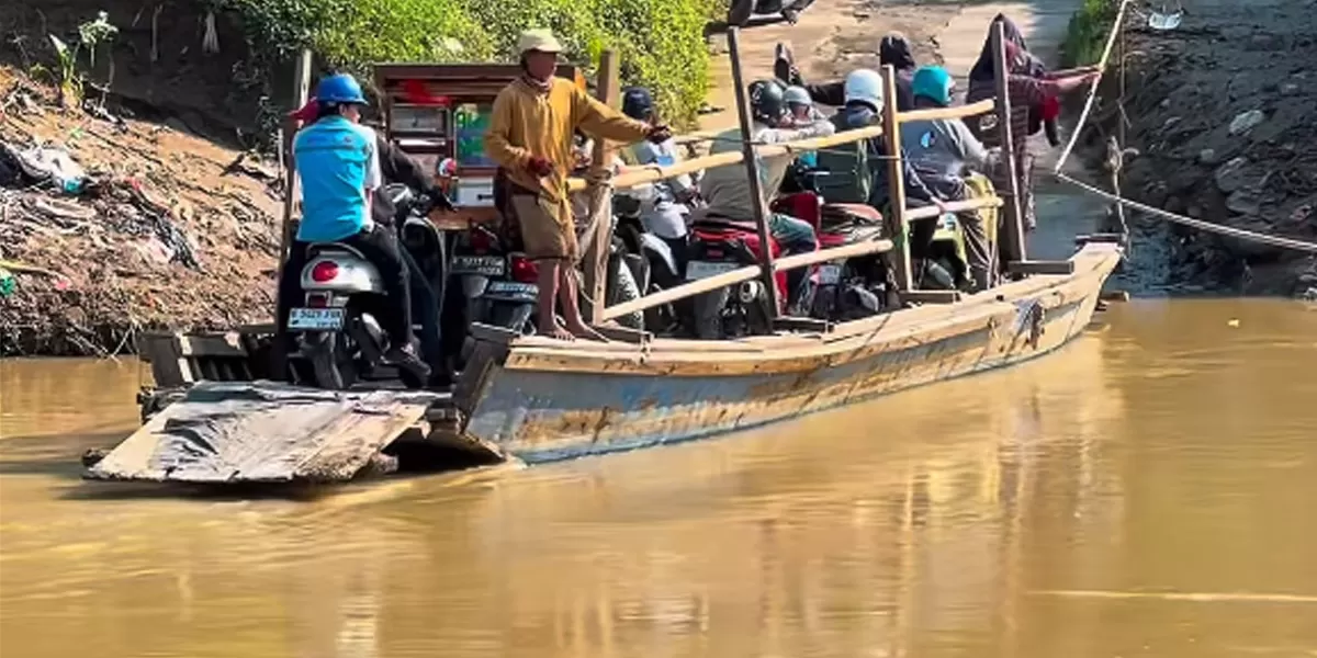 Perahu eretan di kawasan Warung Ayu, Babelan, masih jadi pilihan warga untuk beraktivitas, karena dinilai lebih praktis dan efisien dibanding harus memutar lewat jalur jembatan. (instagram/infobekasi)