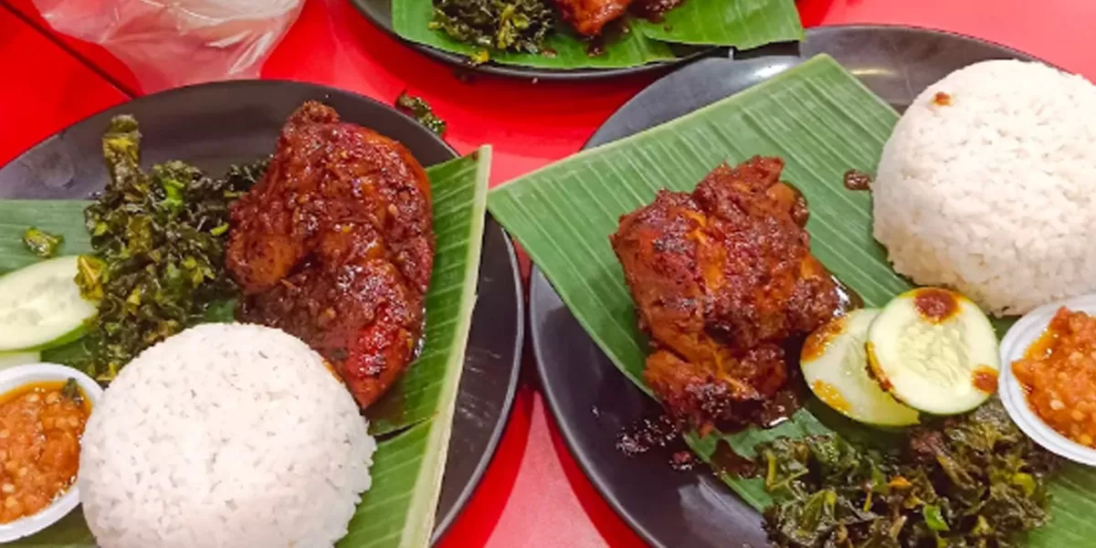 Salah satu menu ayam bakar di resto Ayam Celup Mang Asep jadi andalan pecinta kuliner di Bekasi. (maps/nay wijaya)