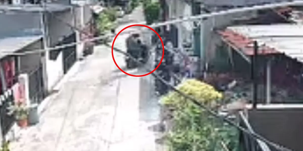 Terlihat dari rekaman CCTV, dua pelaku curanmor beraksi di kawasan Kayuringin, Bekasi Selatan, Senin (18/5/2026). (instagram/infobekasi_official)