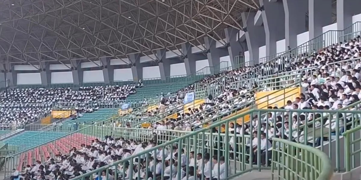 Sejak pagi suasana di Stadion Patriot Bekasi pada Rabu (20/5/2026) terlihat ramai dipenuhi ribuan peserta seleksi Koperasi Merah Putih.  (instagram/infobekasi )