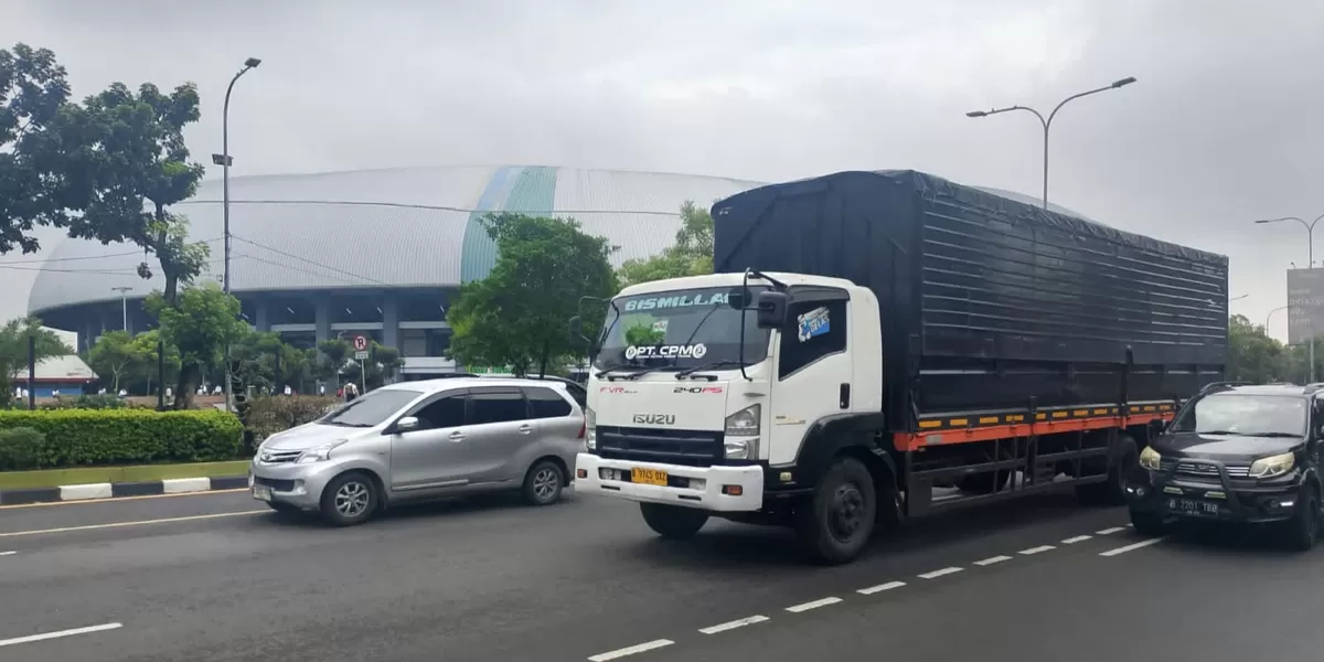 Truk bertonase besar terlihat masih bebas melintas di jalur arteri Kota Bekasi. (mame/metropolitan)