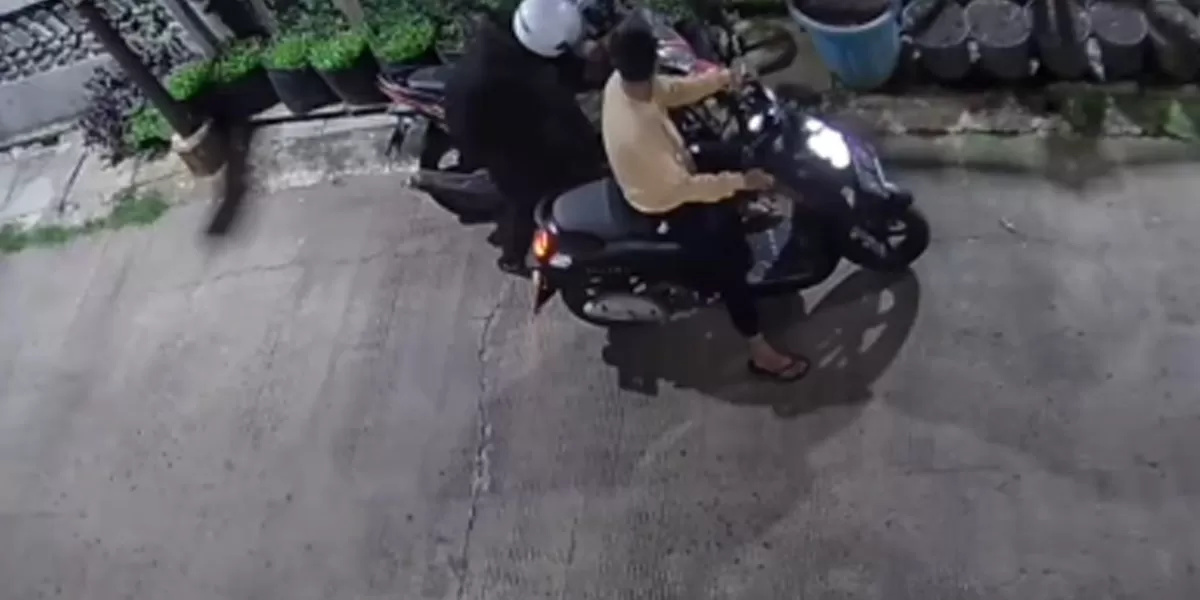  Dua pria bermasker terekam CCTV saat mencuri sepeda motor di kawasan Rawalumbu, Kota Bekasi, Senin (18/5/2026). (instagram/infobekasi_raya)