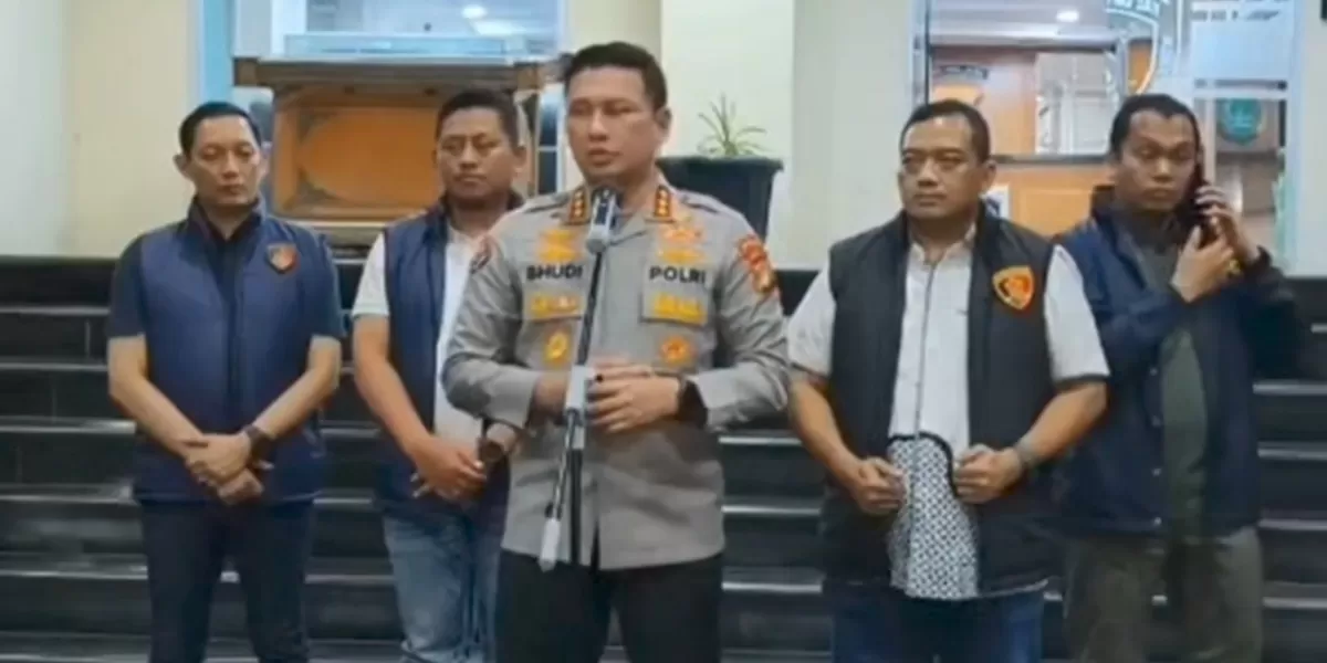 Jajaran kepolisian saat mengungkap fakta soal kabar viral seorang model yang dibegal di kawasan Kebon Jeruk, Jakarta Barat. (instagram/jabodetabek24info)