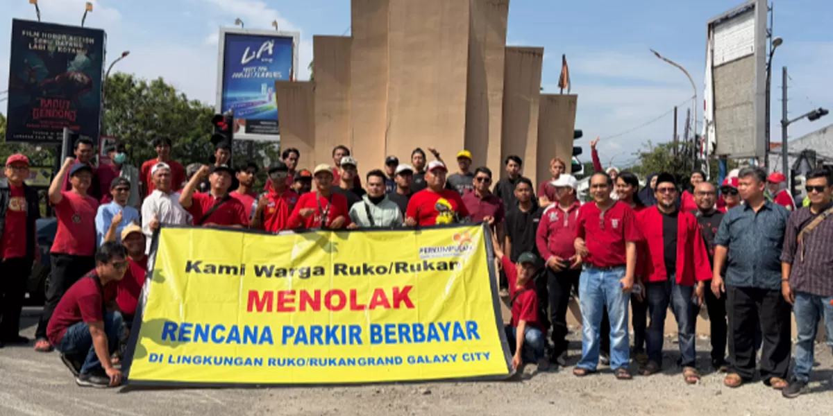 Warga Ruko Grand Galaxy City ketika menggelar aksi damai di depan kantor Management Of Property Grand Galaxy City di Bekasi, Kamis (21/5/2026). (mame/metropolitan)