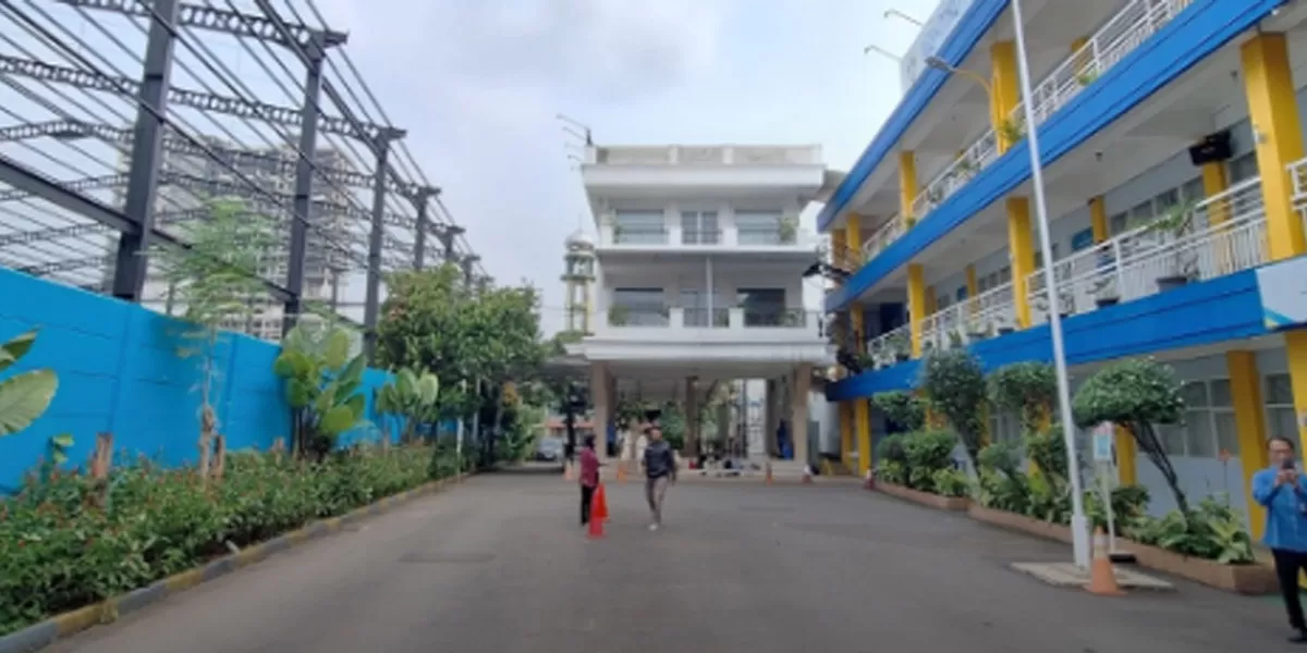 Penampakan lapangan padel yang dibangun berdampingan dengan Asshodriyah Islamic School memicu polemik di tengah masyarakat. (instagram/kotabekasi)