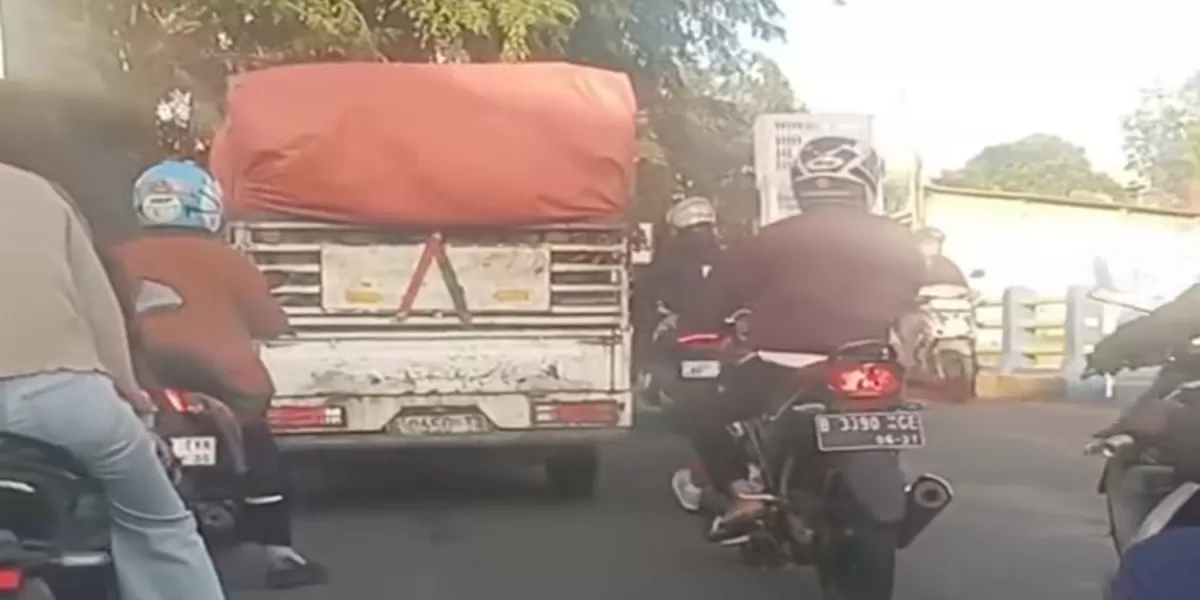 Terlihat para pengendara terjebak macet setiap hari di jalur Babelan-Harapan Indah  Kabupaten Bekasi. (instagram/babelaninfo)