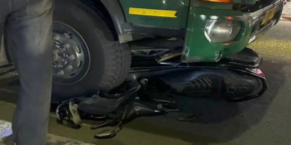 Satu unit motor tergencet truk hingga ringsek di Jalan Teuku Umar pada Kamis (21/5/2026) malam. (instagram/liputanwargacibitung )
