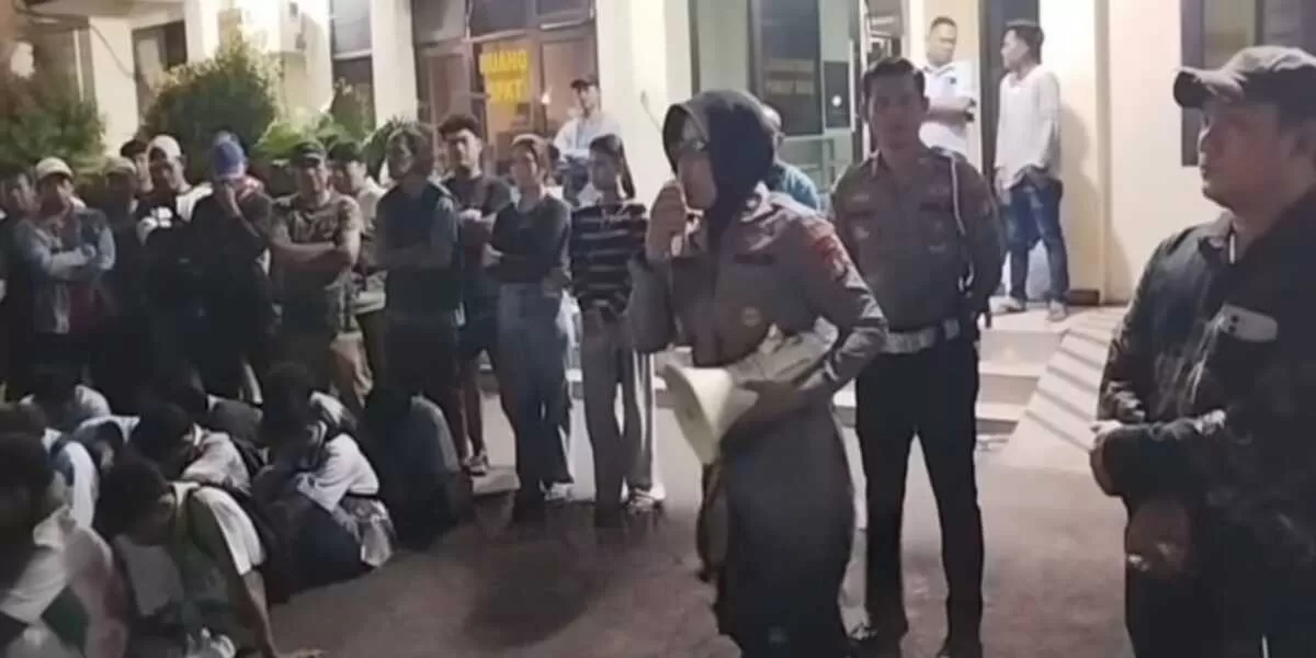 Kapolsek Tambun Selatan, Kompol Wuryanti, saat memberikan arahan dan pembinaan kepada ratusan pelajar, belum lama ini. (instagram/humaspolresmetrobekasi)